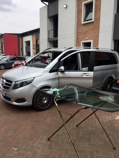 Mobile door glass replacement on a Mercedes-Benz V-Class
