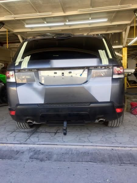 Rear windscreen fitment on a Range Rover tailgate